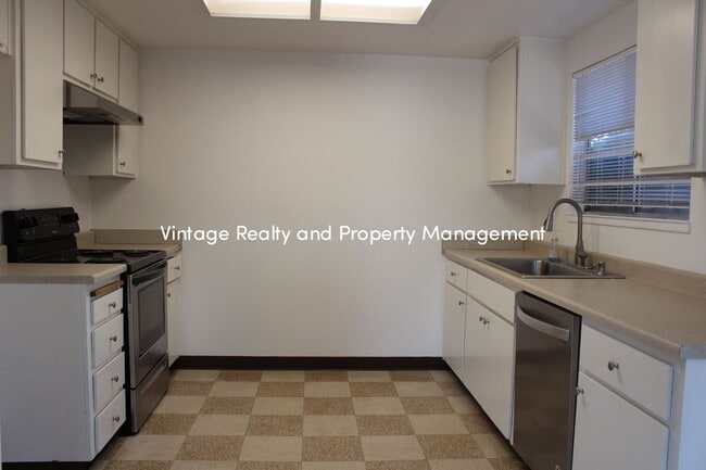 Building Photo - Back On The Rental Market 3 Bedroom Duplex!!!