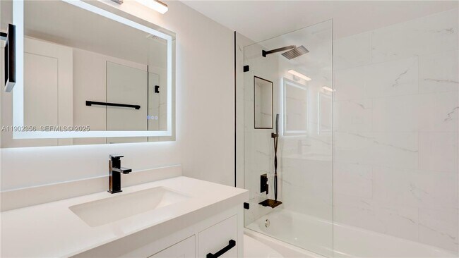 Building Photo - 933 NE 24th Ave