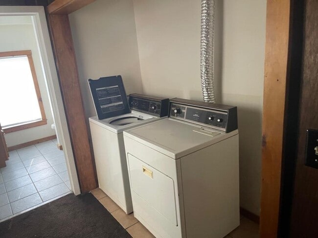 Building Photo - 408 Upper