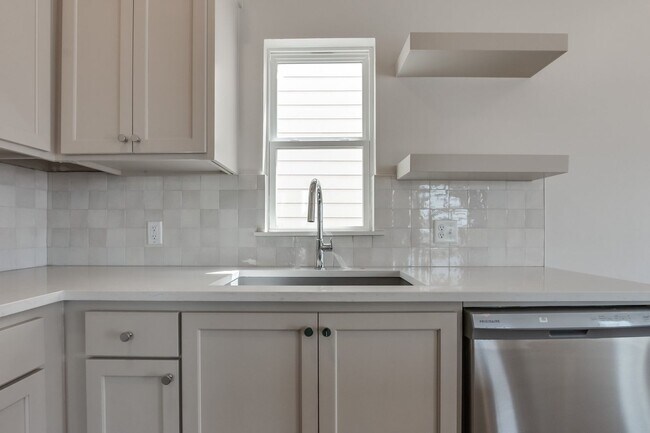 Building Photo - Urban living in Edmond