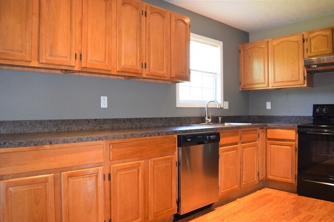 Building Photo - Beautiful 3 Bedroom, 2 Bathroom Home On Mi...