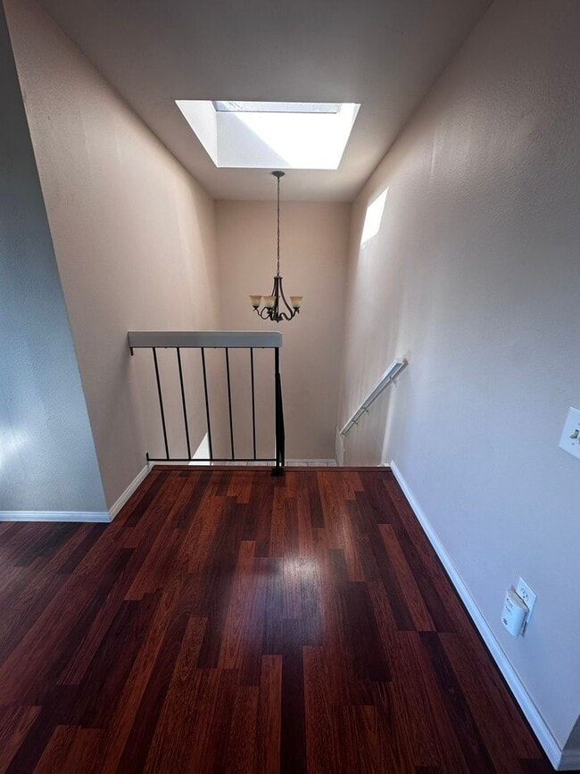 Building Photo - Beautiful 3 bed, 2 bath Townhome close to USD and Mission Valley!