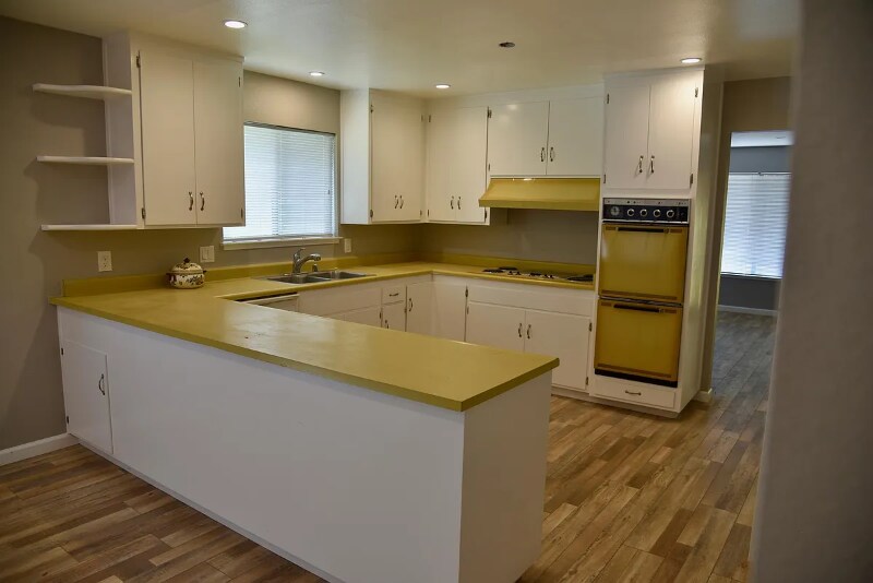 Building Photo - 1600 Main St