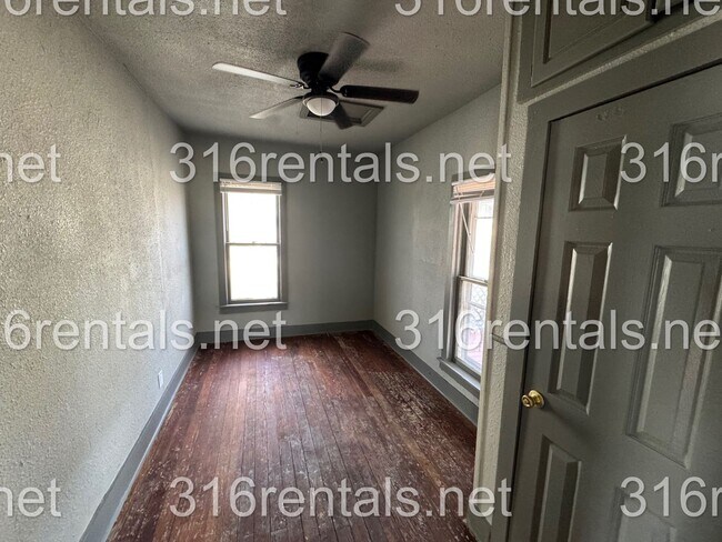 Building Photo - $1100 - 3 bed 1 bath - Single Family Home