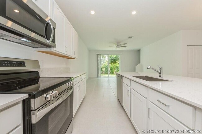 Building Photo - 4547 Hollister Ave
