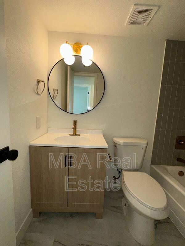 Building Photo - 8037 E Glenrosa Ave