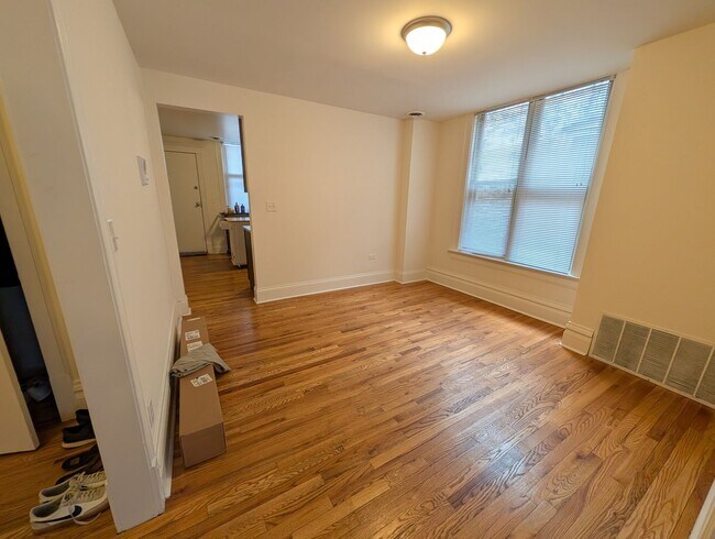 Building Photo - Wicker Park 2 BR, Prime Location, Fully Renovated
