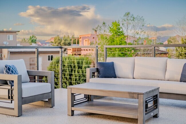 Building Photo - 736 W Rider Dr