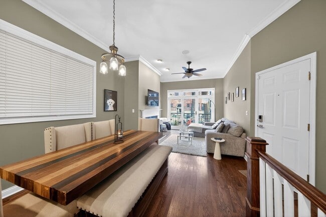 Building Photo - 724 W Briar Pl