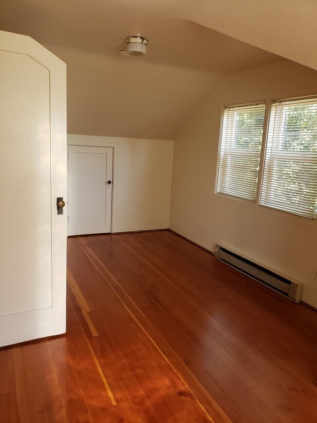 Building Photo - ** PRE LEASE FOR FALL** - Two Level Campus HOME