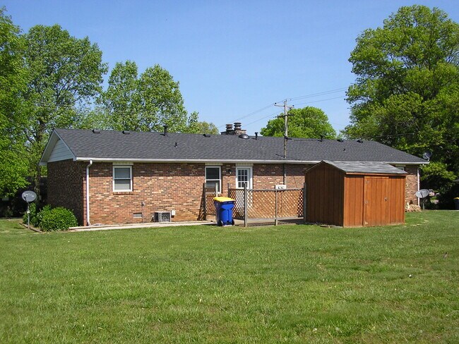 Building Photo - 2516 Edgehill Pl
