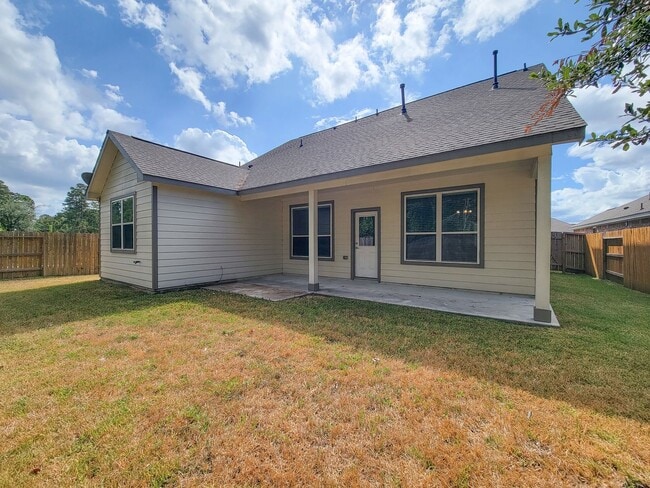 Building Photo - Very functional floor plan, has game room/home office, covered back patio on a big lot. Primary o...