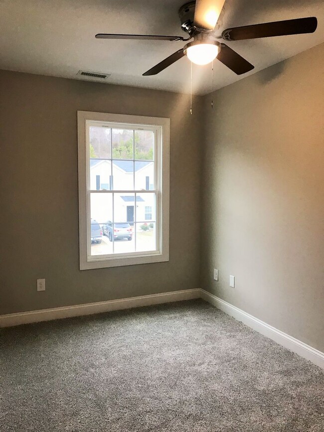 Building Photo - 3 Bedroom Townhome in Hickory