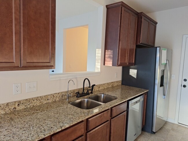 Building Photo - Wonderful Three Bedroom Home in Northeast ...