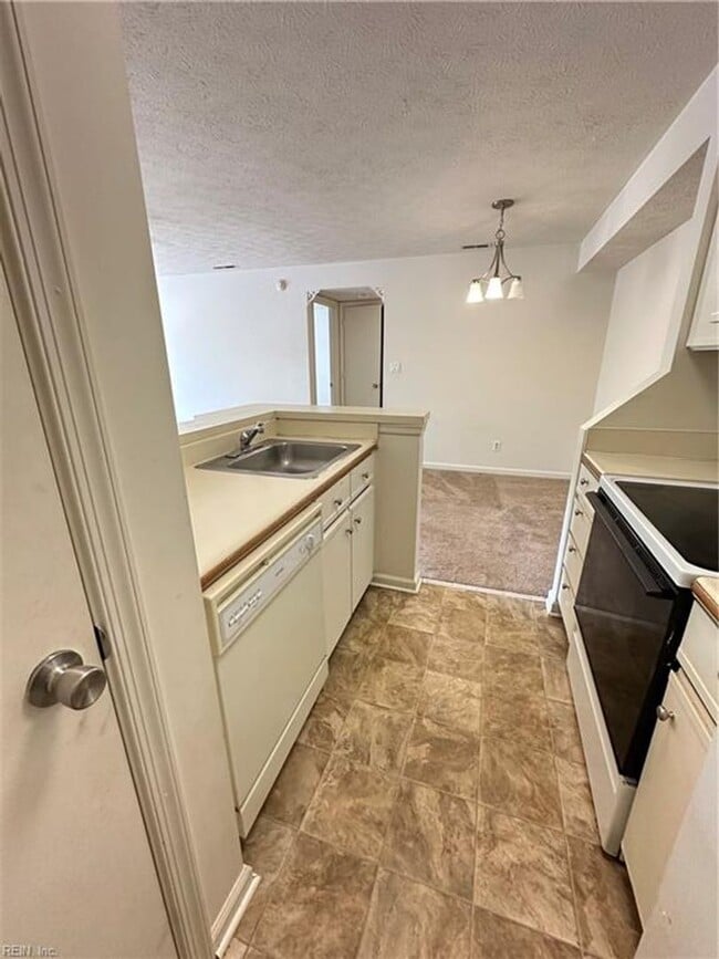 Building Photo - Hampton Club