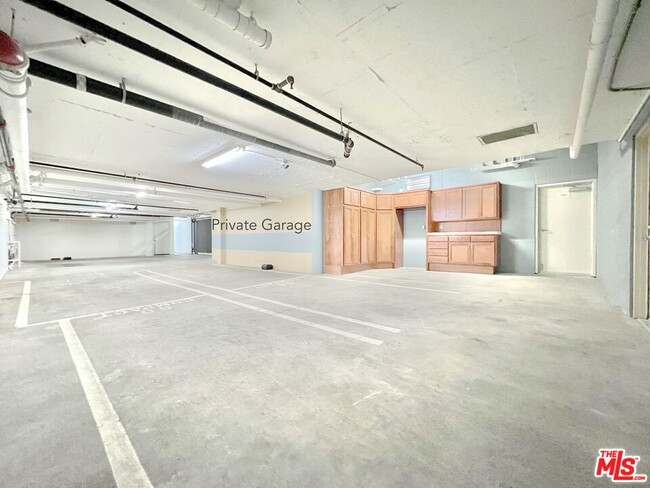 Building Photo - 10305 Almayo Ave