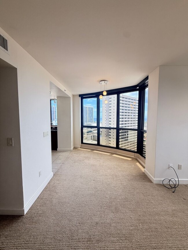 Building Photo - Available Now 1 Bed, 1 Bath, Kaka'ako, Oce...
