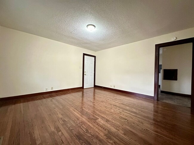 Building Photo - 811 Pembroke Oak Grove Rd