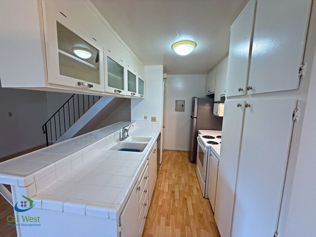 Building Photo - $2595 - 2 Bed/1 Bath Townhome in North San Jose-Near Lightrail