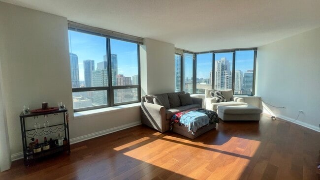 Building Photo - 400 N La Salle Dr