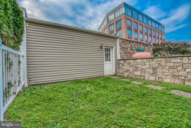 Building Photo - 1320 Race St