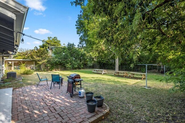 Building Photo - 1611 Ashberry Dr