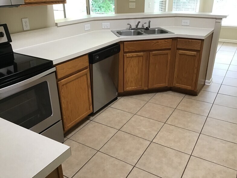 Building Photo - 14003 Golden Eagle Dr