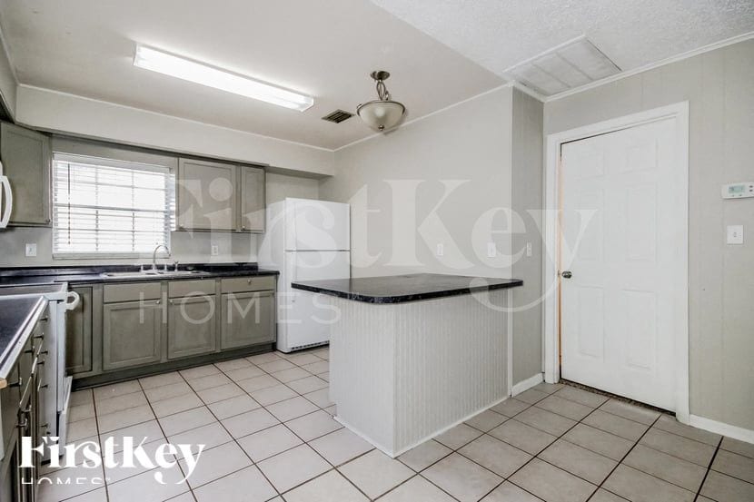 Building Photo - 1334 Grace St N