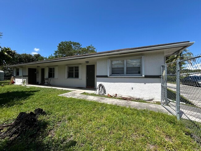 Building Photo - 6140 SW 41st Ct