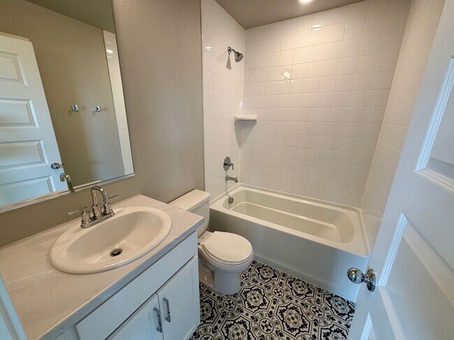 Building Photo - 1353 Reynolds St