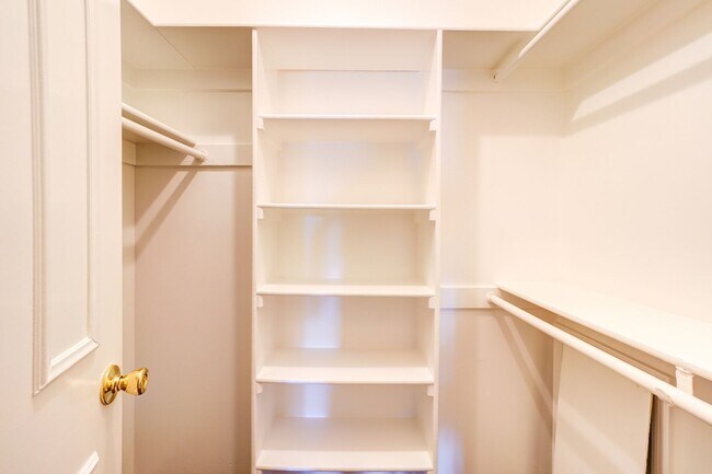 Building Photo - Beautiful 2-Bedroom 2-Bathroom Condo with Loft In The Heart of Germantown