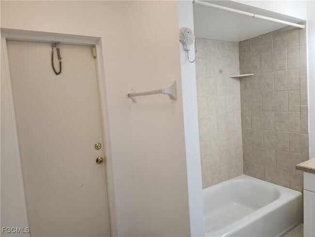 Building Photo - 1214 NE 14th Ave