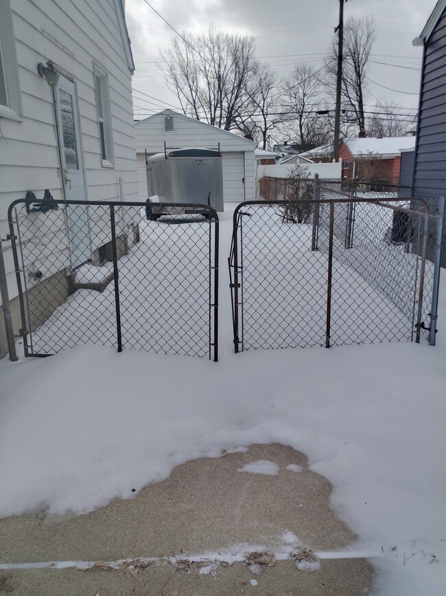 Building Photo - 523 Lincoln Ave