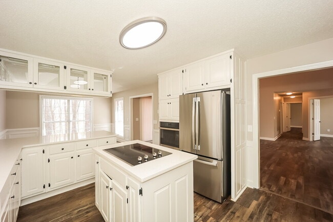 Building Photo - 4165 Golfview Dr