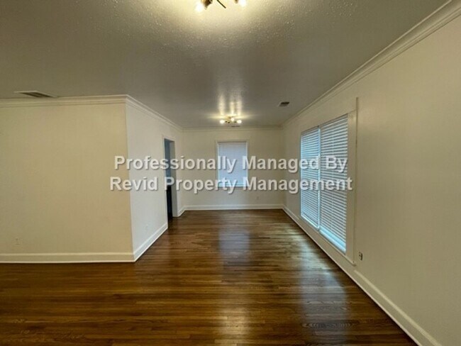 Building Photo - Beautiful 2 Bed 1 Bath near U of M!