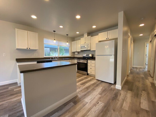 Building Photo - Beautiful and newly remodeled home in Rose...