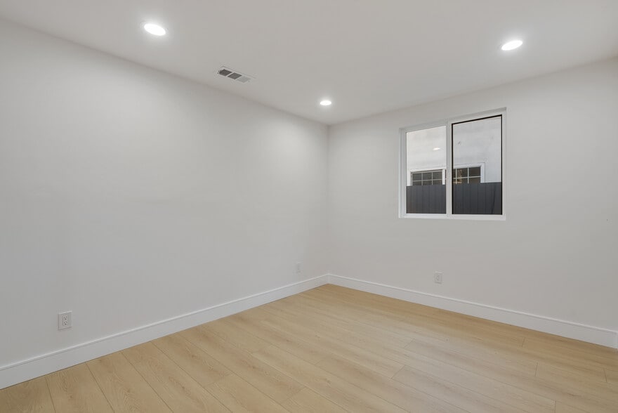 Building Photo - 1571 Ricardo St