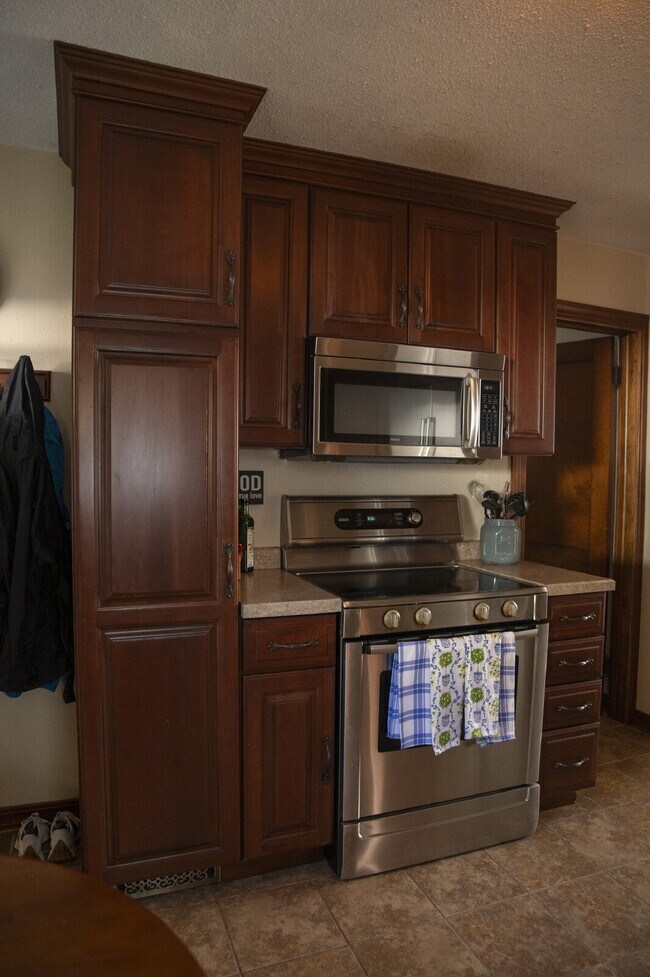 Building Photo - Beautifully Renovated 4-Bedroom Home with Fenced Backyard!