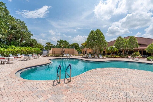 Building Photo - 450 Egret Cir