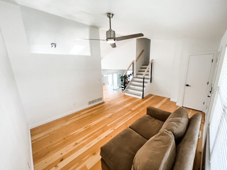 Building Photo - 649 Foxtail St
