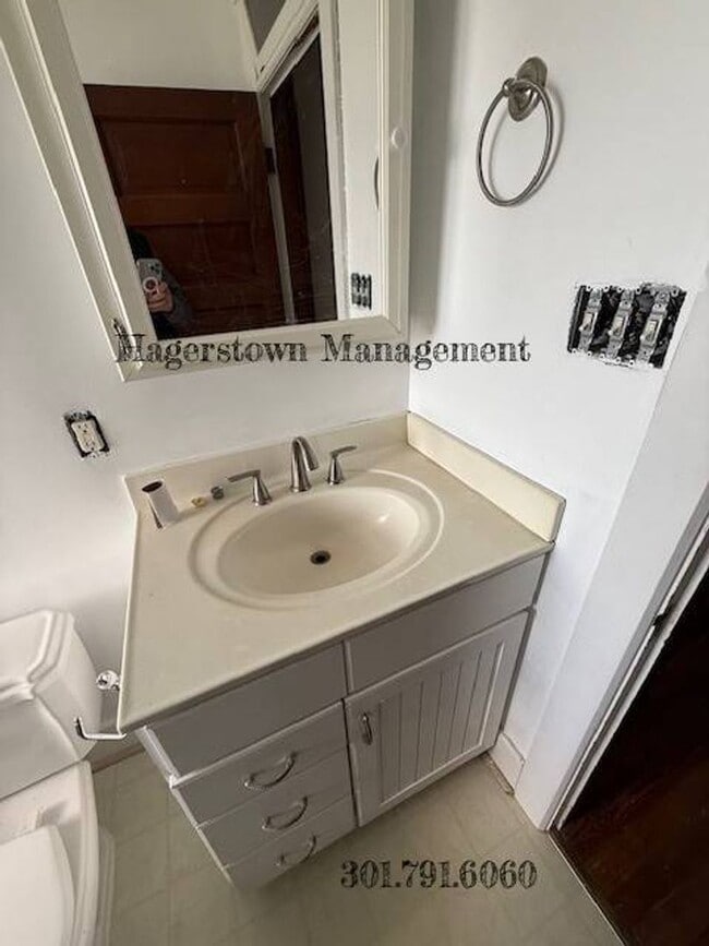 Building Photo - Beautiful 3 BR 1 BA Duplex