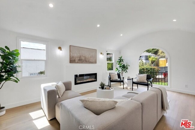 Building Photo - 2222 Valentine St