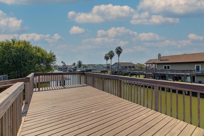 Building Photo - 170 Barracuda St