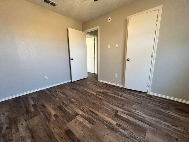 Building Photo - 9603 Elmwood Ave