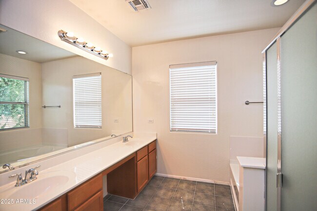 Building Photo - 1090 W Caroline Ln