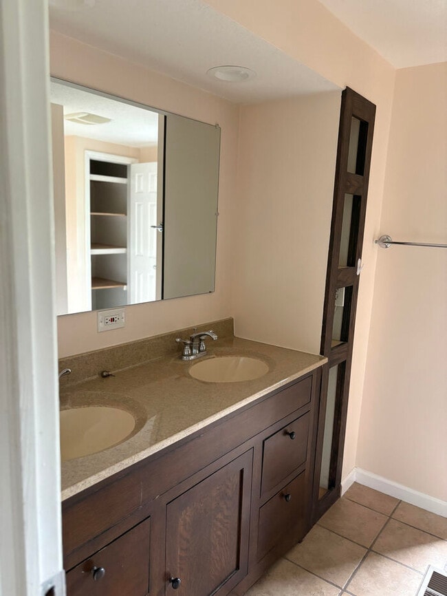 Building Photo - Charming 4 beds 2 baths in Johnstown!