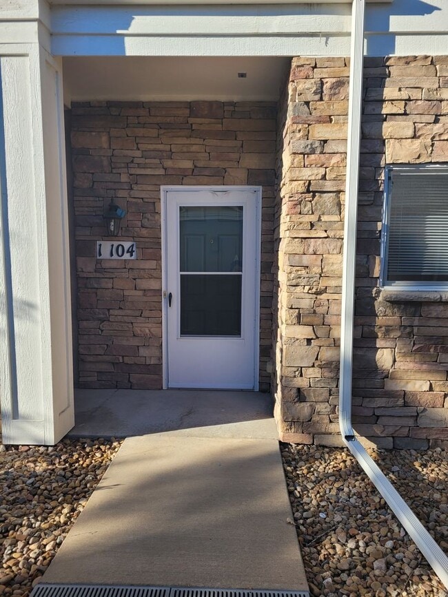 Building Photo - **Cozy condo available in Lowry!!**