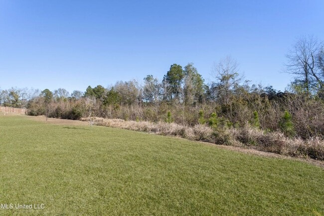 Building Photo - 3 Bed / 2 Bath Home – Modern Finishes & Convenient Location