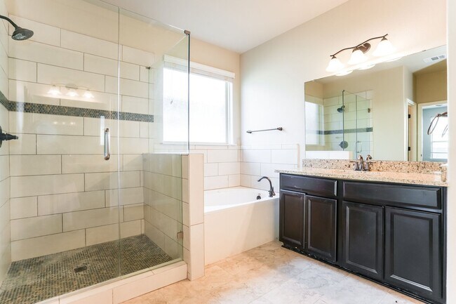 Building Photo - Bright, Spacious Living in an Inviting Home with Modern Finishes and Great Location