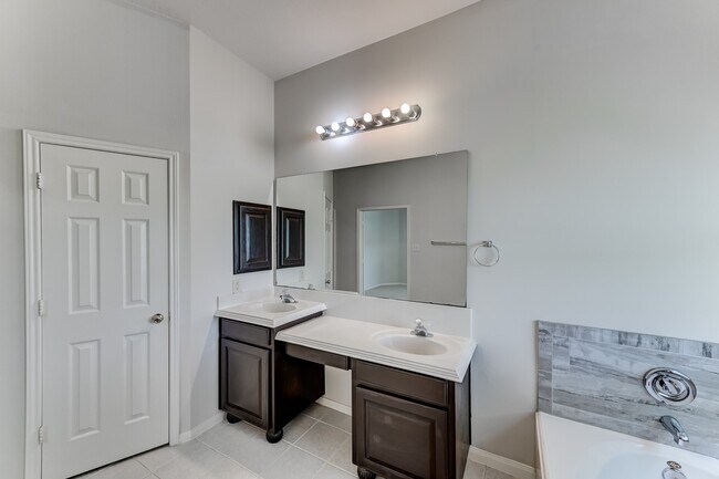Building Photo - 10103 Cottonwood Canyon Dr
